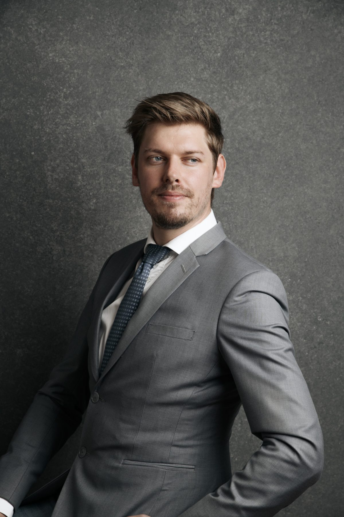 portrait homme en costume gris, studio photo en vendée photographe