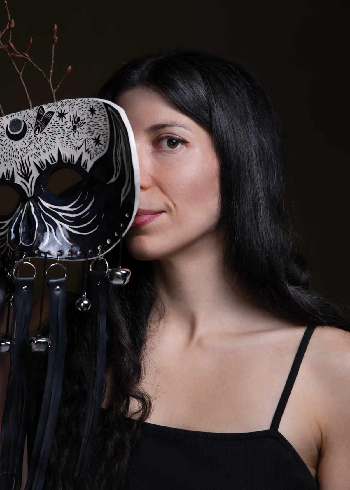 Photographie contemporaine, photographe, artiste, portrait, sorcière, folklore, masque