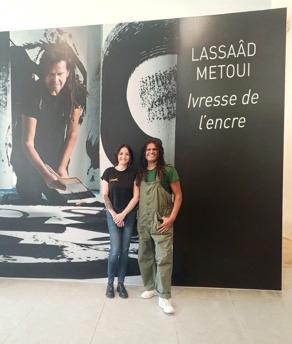 Lassaad Métoui avec Sarah Scaniglia, la photographe devant sa photo d'exposition Ivresse de l'encre au Chateau des Ducs de Bretagne à Nantes, 2024.