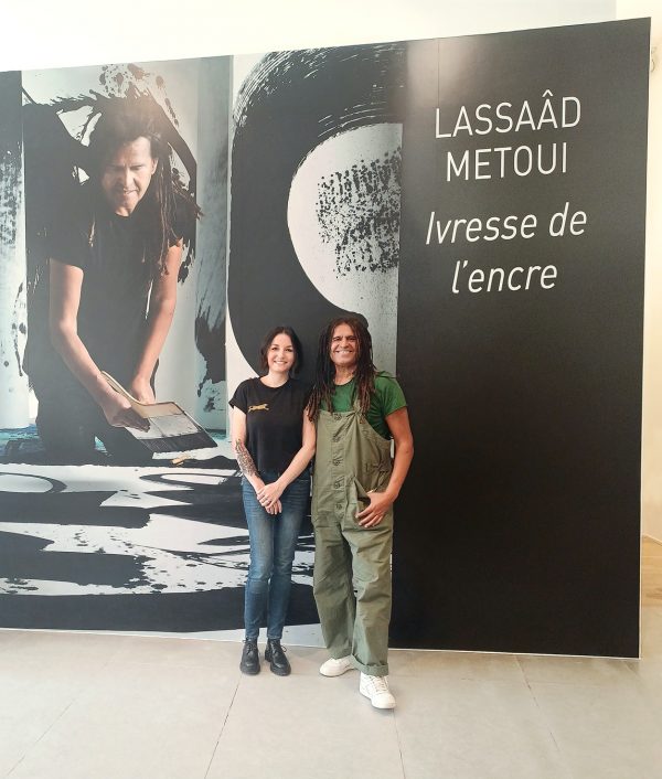 Lassaad Métoui avec Sarah Scaniglia, la photographe devant sa photo d'exposition Ivresse de l'encre au Chateau des Ducs de Bretagne à Nantes, 2024.