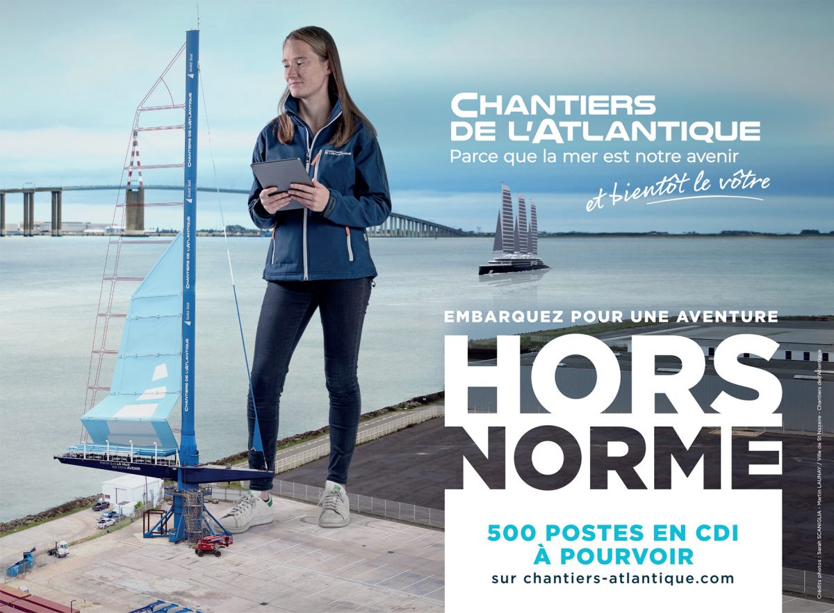 Photographie pour la campagne Hors Norme des Chantiers de l'atlantique avec l'agence Publicis Carré Noir. L'image représente une femme géante travailler sur la voile d'un navire en construction sur un chantier.