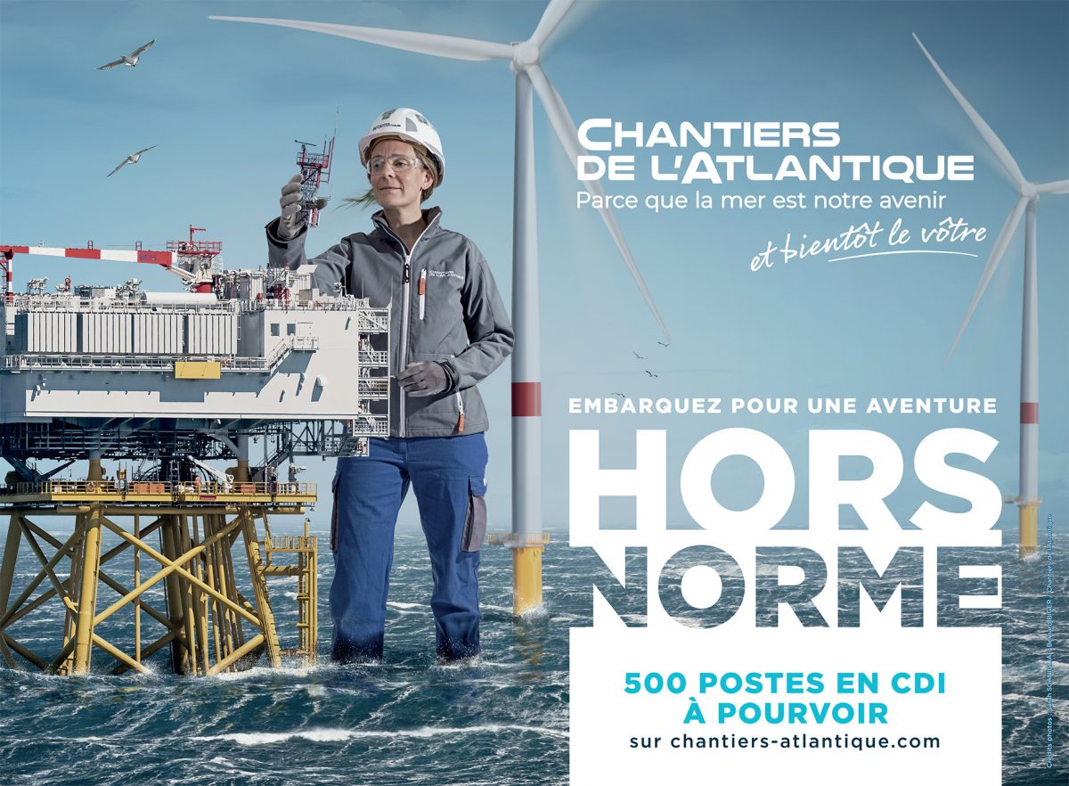 Photographie pour la campagne Hors Norme des Chantiers de l'atlantique avec l'agence Publicis Carré Noir. L'image représente une femme géante dans l'océan qui travaille sur une sous station d'éoliennes.
