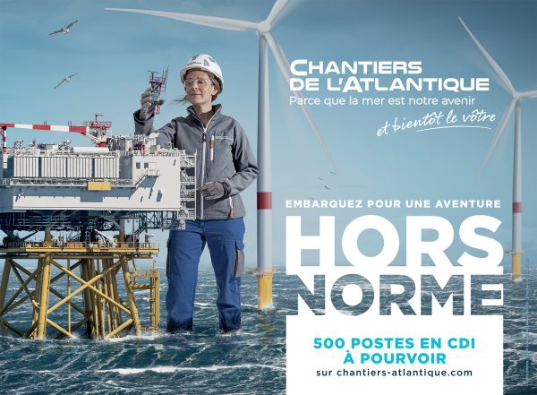 Photographie pour la campagne Hors Norme des Chantiers de l'atlantique avec l'agence Publicis Carré Noir. L'image représente une femme géante dans l'océan qui travaille sur une sous station d'éoliennes.
