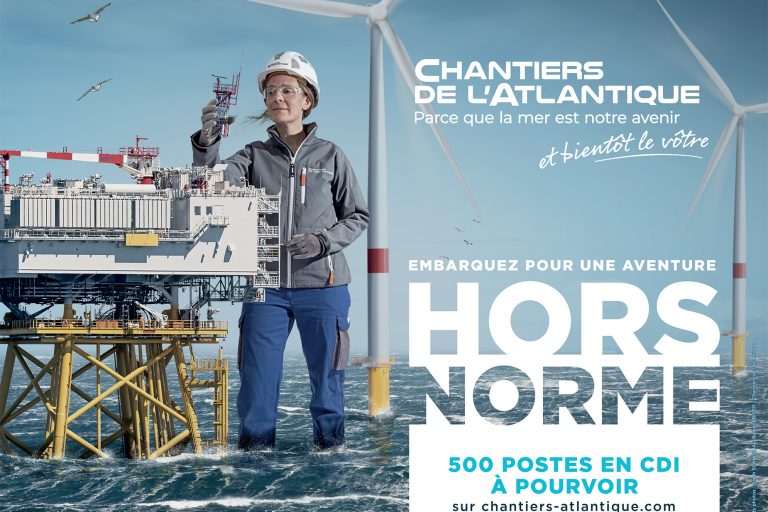 Photographie pour la campagne Hors Norme des Chantiers de l'atlantique avec l'agence Publicis Carré Noir. L'image représente une femme géante dans l'océan qui travaille sur une sous station d'éoliennes.