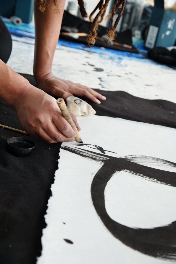Sarah-Scaniglia-Photographe-presse-Lassaad-Metoui-artiste-magazine-nantes-dans son atelier à Nantes en train de réaliser une calligraphie, reportage pour Beaux Arts Magazine.