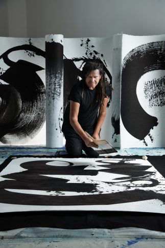 Sarah-Scaniglia-Photographe-Lassaad-Metoui-artiste-magazine-dans son atelier à Nantes reportage pour Beaux Arts Magazine. Photo pour son exposition dans le carde du Voyage à Nantes 2024 au chateau des ducs de Bretagne à Nantes.